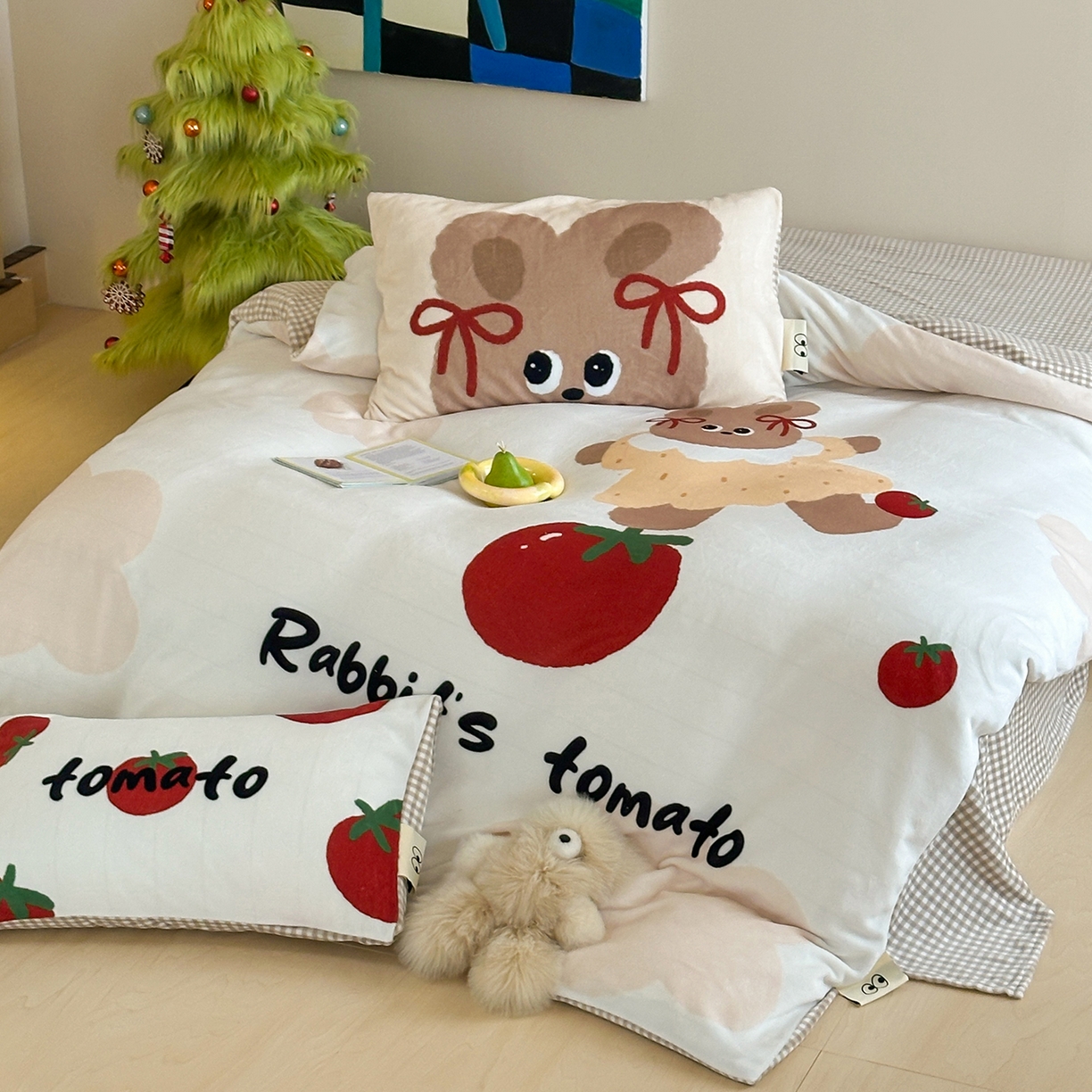 91家纺网 家纺一手货源 找家纺 桃子家居 2025新品A类ins博主大版卡通数码印花加厚牛奶绒系列四件套 绒大版-奶油番茄兔