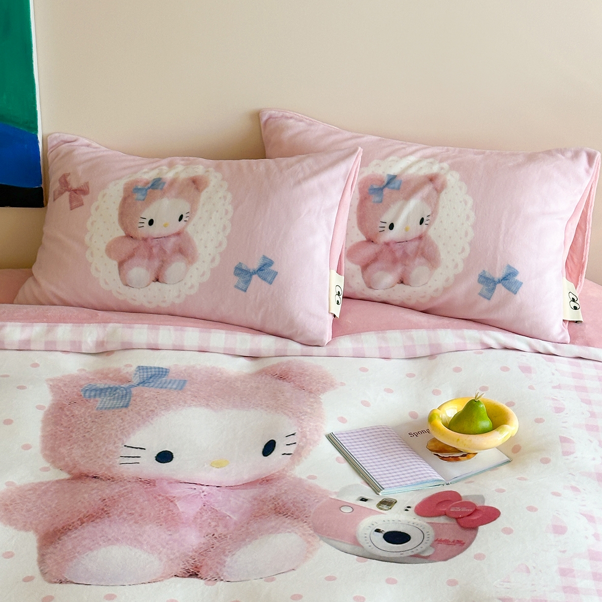 91家纺网 家纺一手货源 找家纺 桃子家居 2025新品A类ins博主大版卡通数码印花加厚牛奶绒系列四件套 绒大版-粉格蕾丝喵