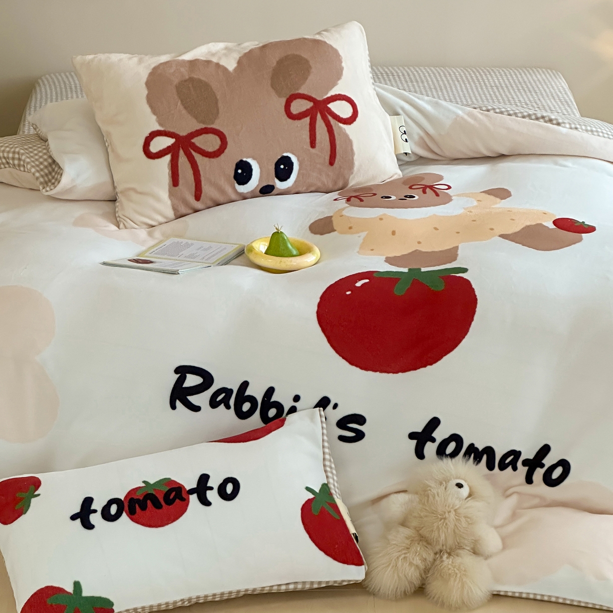 91家纺网 家纺一手货源 找家纺 桃子家居 2025新品A类ins博主大版卡通数码印花加厚牛奶绒系列四件套 绒大版-奶油番茄兔
