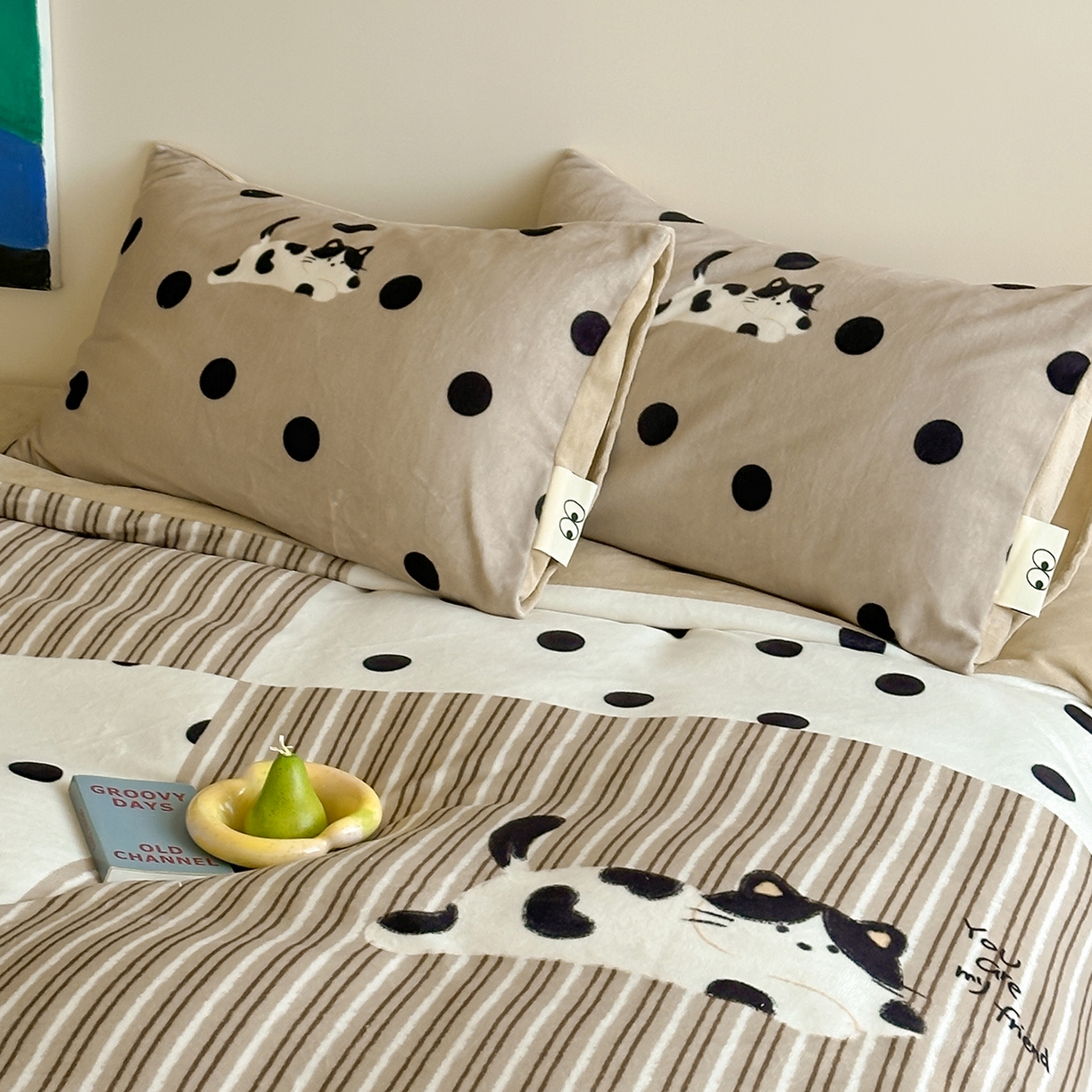 91家纺网 家纺一手货源 找家纺 桃子家居 2025新品A类ins博主大版卡通数码印花加厚牛奶绒系列四件套 绒大版-奶茶猫