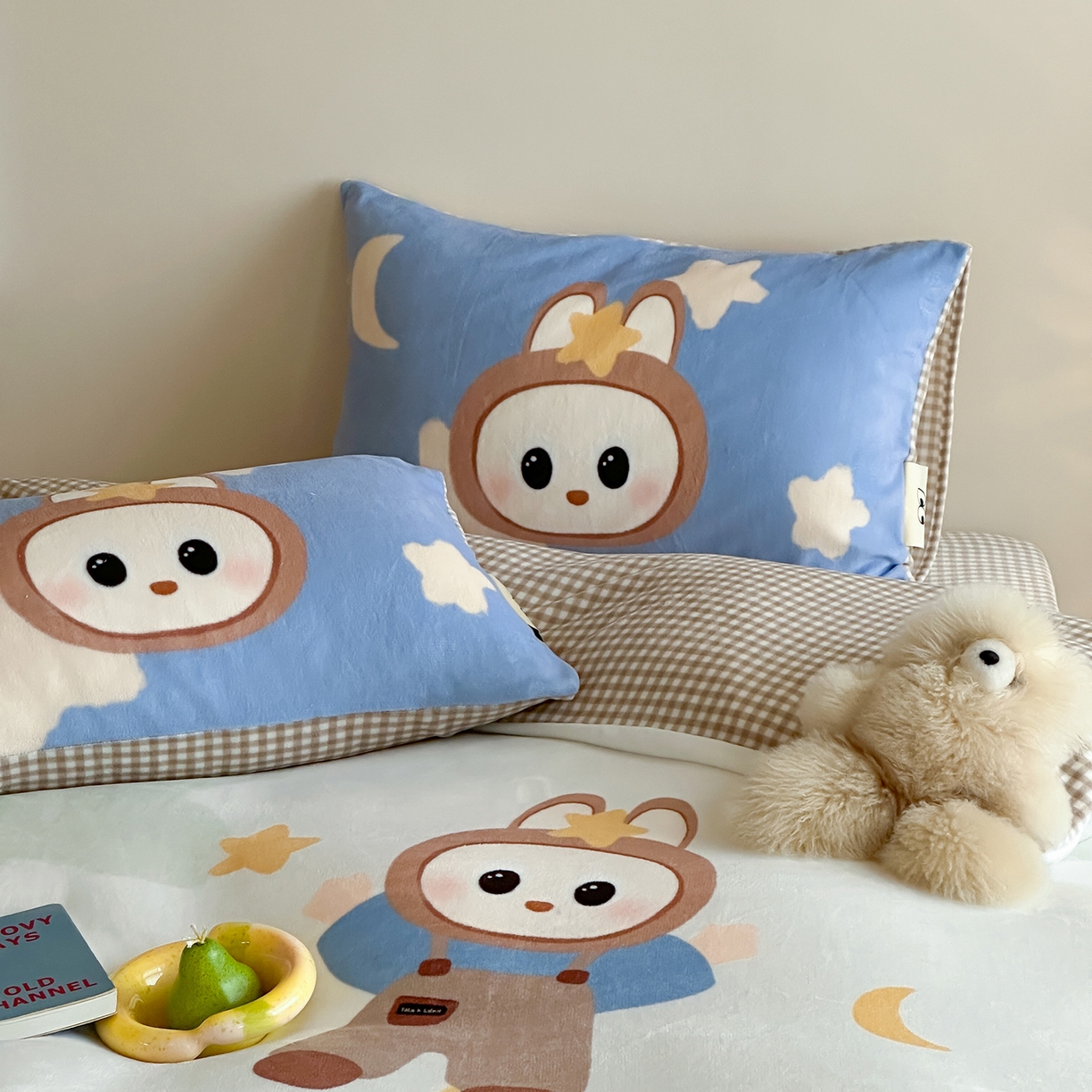 91家纺网 家纺一手货源 找家纺 桃子家居 2025新品A类ins博主大版卡通数码印花加厚牛奶绒系列四件套 绒大版-幸运星