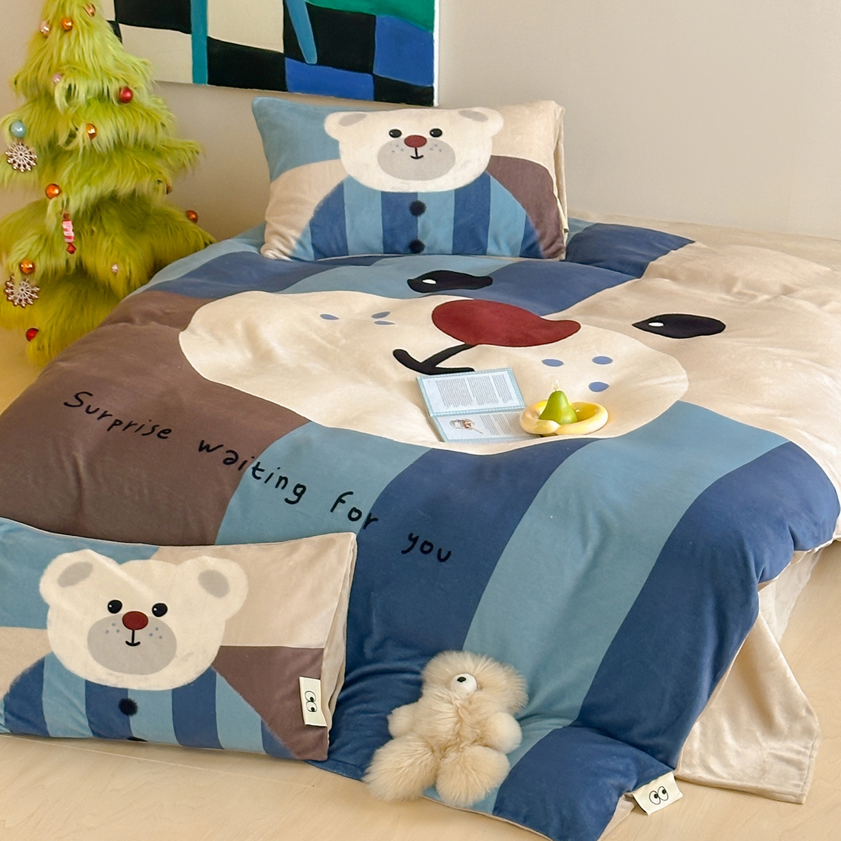 91家纺网 家纺一手货源 找家纺 桃子家居 2025新品A类ins博主大版卡通数码印花加厚牛奶绒系列四件套 绒大版-格格熊