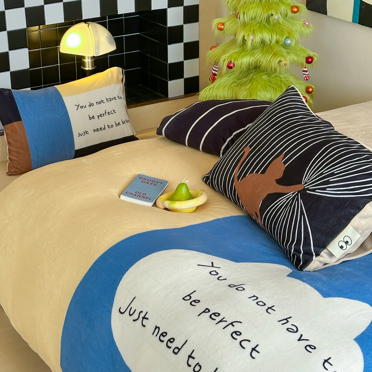 91家纺网 家纺一手货源 找家纺 桃子家居 2025新品A类ins博主大版卡通数码印花加厚牛奶绒系列四件套 绒大版-思想猫