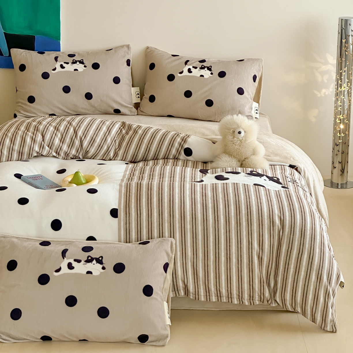 91家纺网 家纺一手货源 找家纺 桃子家居 2025新品A类ins博主大版卡通数码印花加厚牛奶绒系列四件套 绒大版-奶茶猫