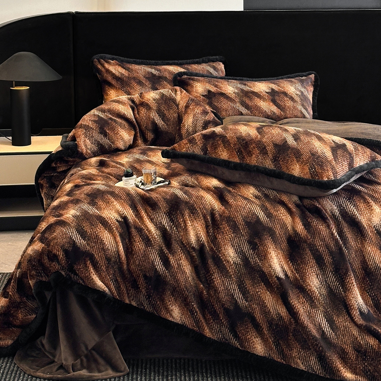 91家纺网 家纺一手货源 找家纺 民新家纺 2025新款兔毛绒包边款四件套 千鸟格