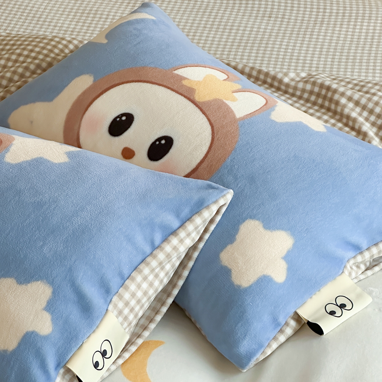 91家纺网 家纺一手货源 找家纺 桃子家居 2025新品A类ins博主大版卡通数码印花加厚牛奶绒系列四件套 绒大版-幸运星