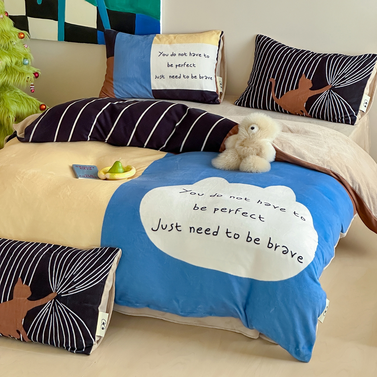 91家纺网 家纺一手货源 找家纺 桃子家居 2025新品A类ins博主大版卡通数码印花加厚牛奶绒系列四件套 绒大版-思想猫