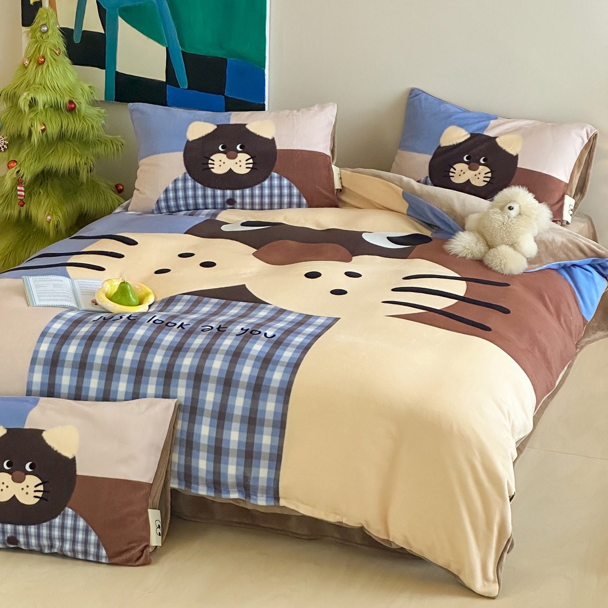 91家纺网 家纺一手货源 找家纺 桃子家居 2025新品A类ins博主大版卡通数码印花加厚牛奶绒系列四件套 绒大版-格子猫