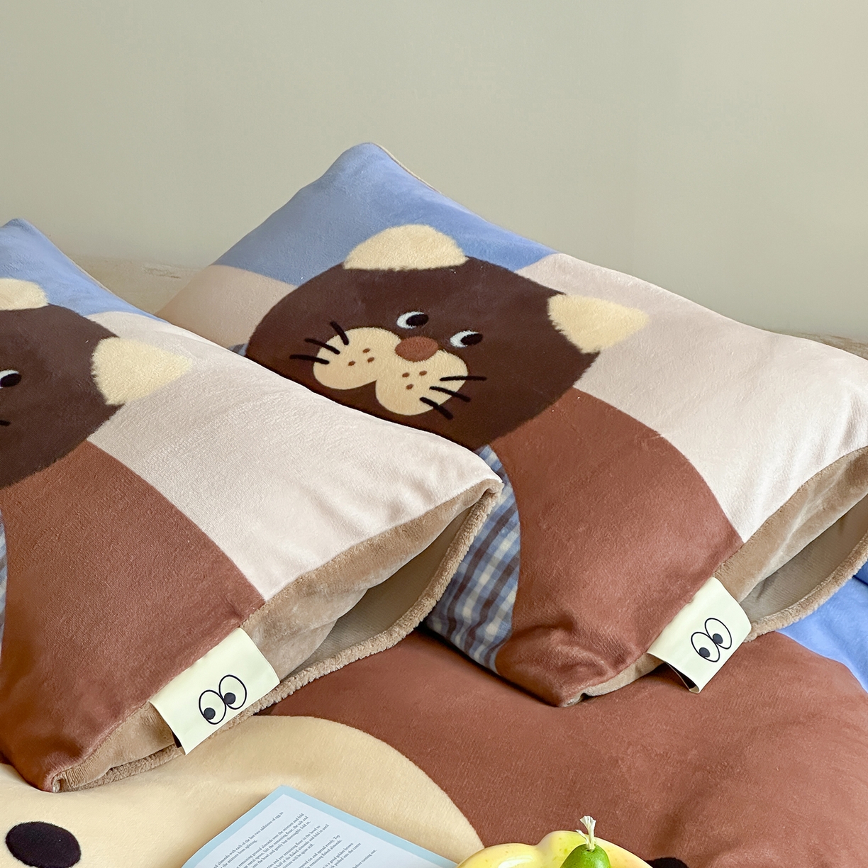 91家纺网 家纺一手货源 找家纺 桃子家居 2025新品A类ins博主大版卡通数码印花加厚牛奶绒系列四件套 绒大版-格子猫