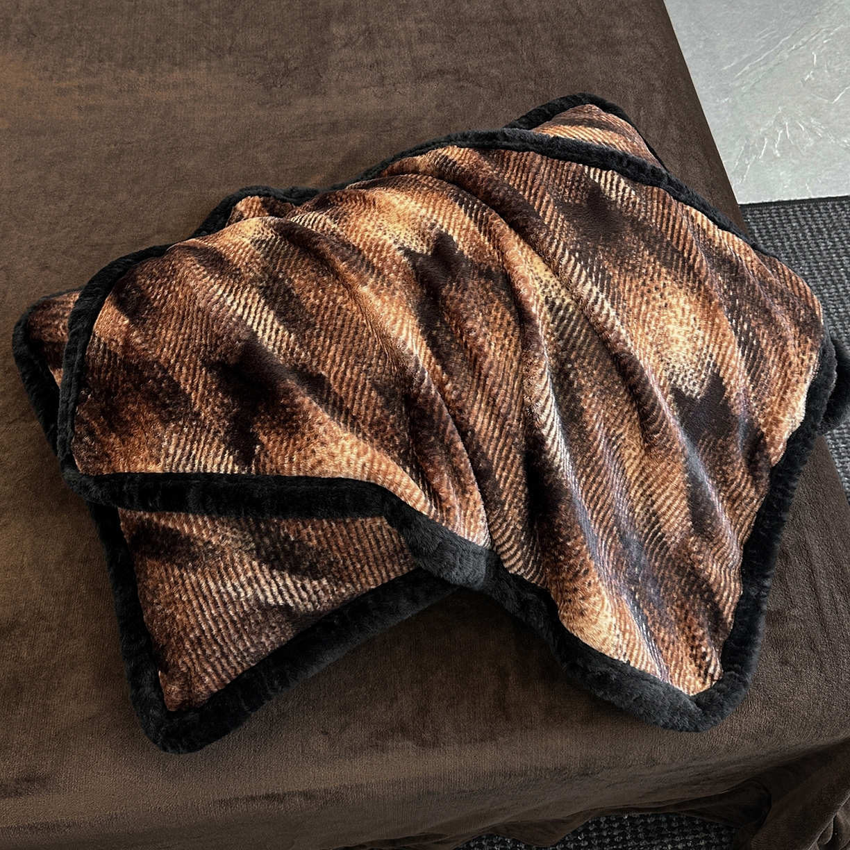 91家纺网 家纺一手货源 找家纺 民新家纺 2025新款兔毛绒包边款四件套 千鸟格