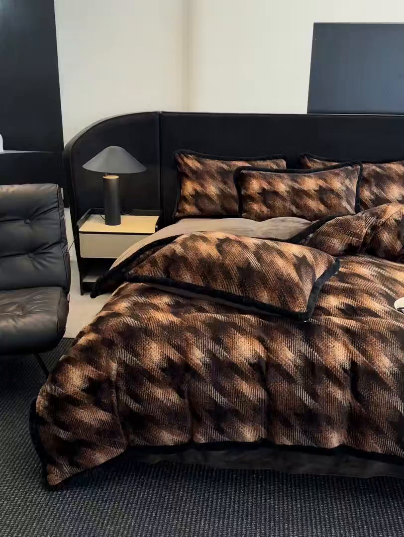 91家纺网 家纺一手货源 找家纺 民新家纺 2025新款兔毛绒包边款四件套 千鸟格