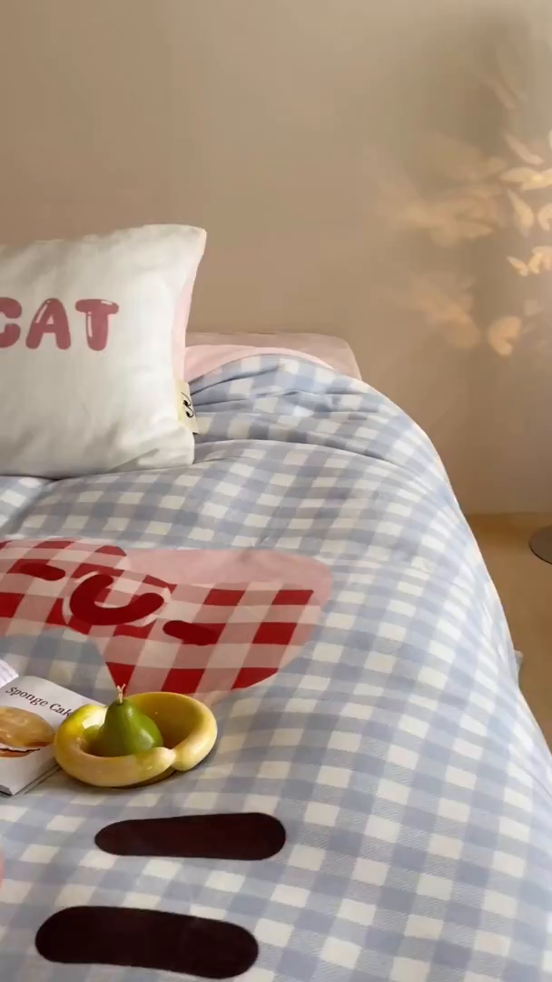 91家纺网 家纺一手货源 找家纺 桃子家居 2025新品A类ins博主大版卡通数码印花加厚牛奶绒系列四件套 绒大版-蓝粉可爱猫