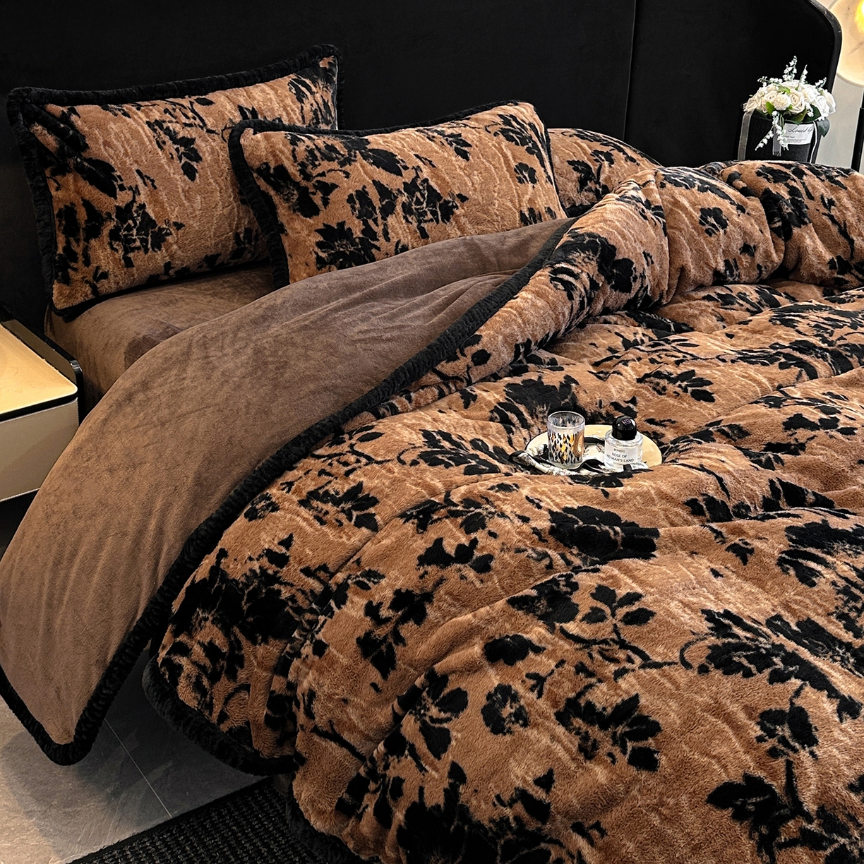 91家纺网 家纺一手货源 找家纺 民新家纺 2025新款兔毛绒包边款四件套 秋庭蜜语