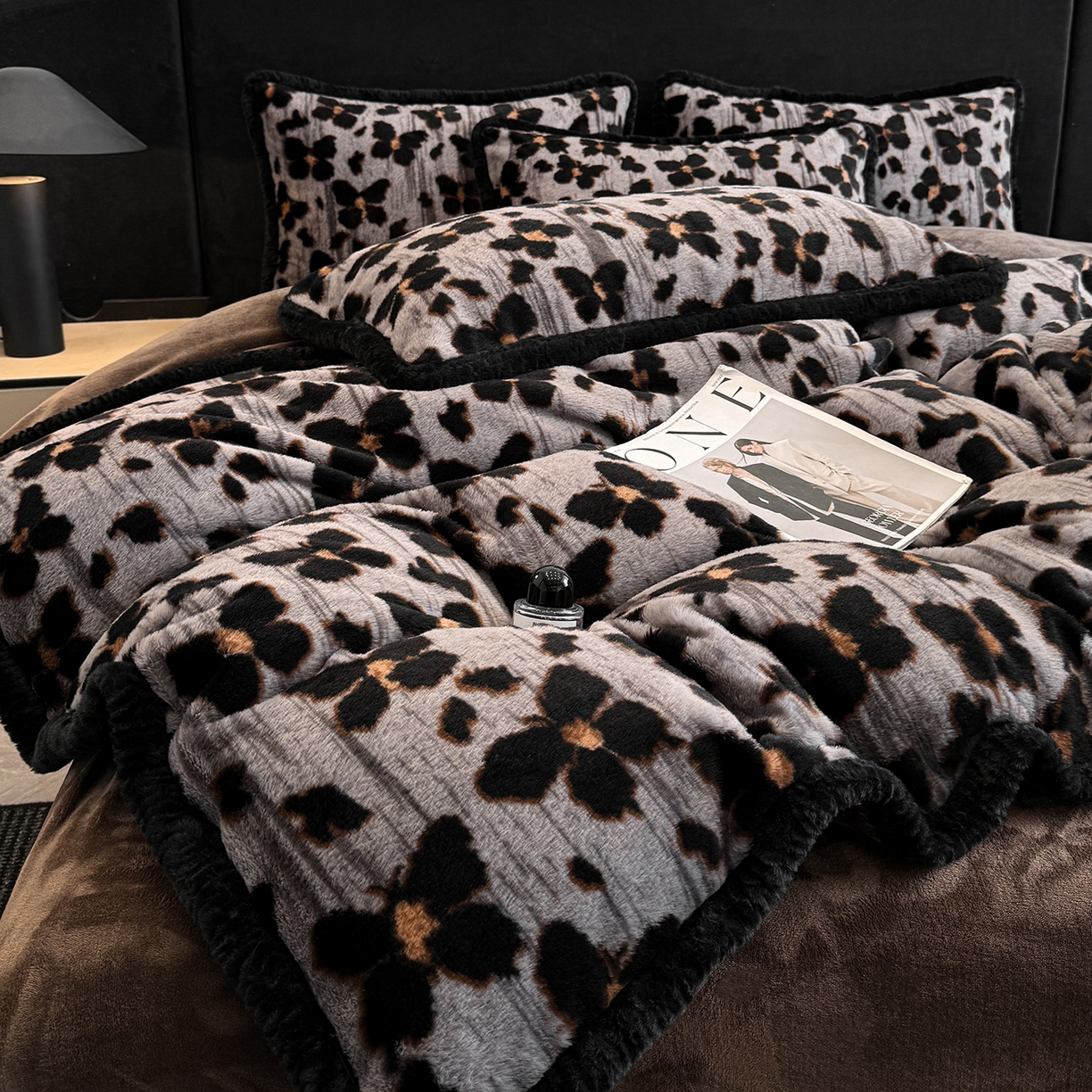 91家纺网 家纺一手货源 找家纺 民新家纺 2025新款兔毛绒包边款四件套 舞蝶-灰