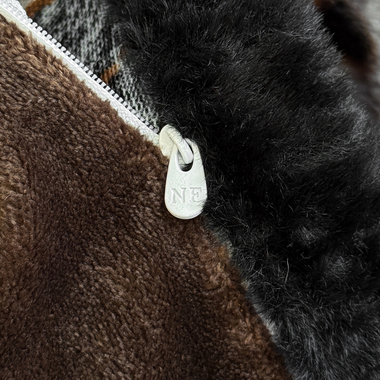 91家纺网 家纺一手货源 找家纺 民新家纺 2025新款兔毛绒包边款四件套 舞蝶-灰