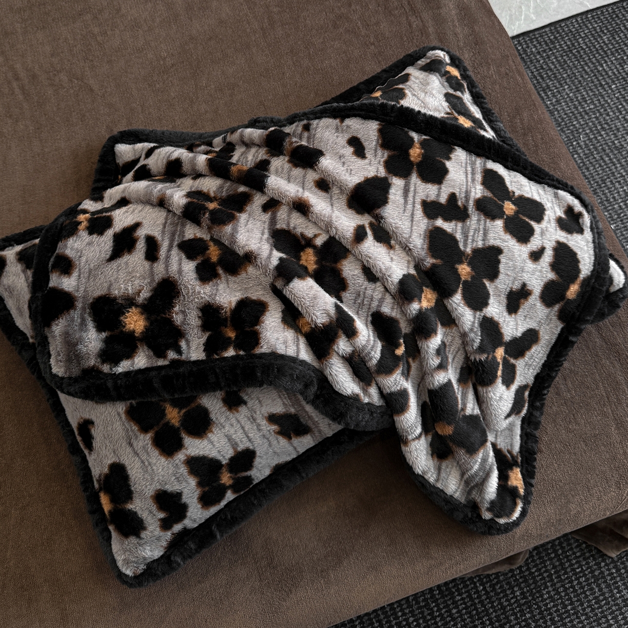 91家纺网 家纺一手货源 找家纺 民新家纺 2025新款兔毛绒包边款四件套 舞蝶-灰