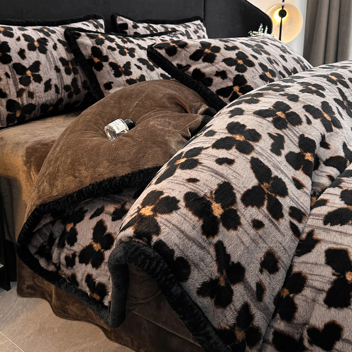 91家纺网 家纺一手货源 找家纺 民新家纺 2025新款兔毛绒包边款四件套 舞蝶-灰