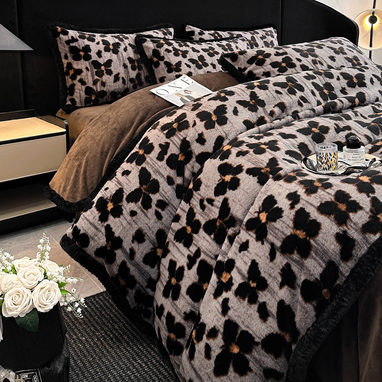 91家纺网 家纺一手货源 找家纺 民新家纺 2025新款兔毛绒包边款四件套 舞蝶-灰