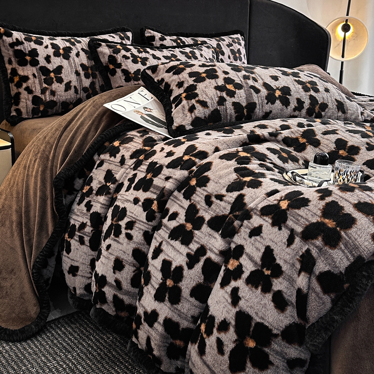 91家纺网 家纺一手货源 找家纺 民新家纺 2025新款兔毛绒包边款四件套 舞蝶-灰