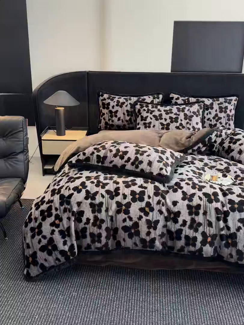 91家纺网 家纺一手货源 找家纺 民新家纺 2025新款兔毛绒包边款四件套 舞蝶-灰