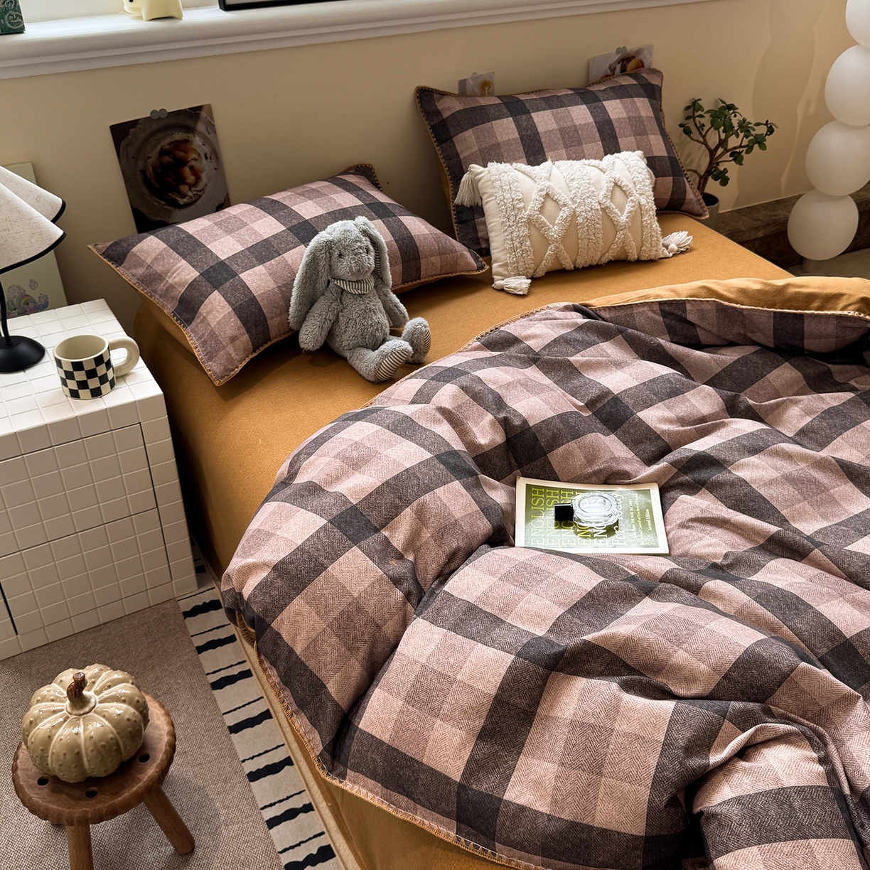 91家纺网 家纺一手货源 找家纺 慕尚家纺 2025新款磨毛三角针套件四件套 磨毛三角针-英式咖黄格