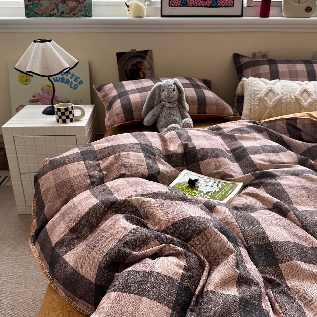 91家纺网 家纺一手货源 找家纺 慕尚家纺 2025新款磨毛三角针套件四件套 磨毛三角针-英式咖黄格