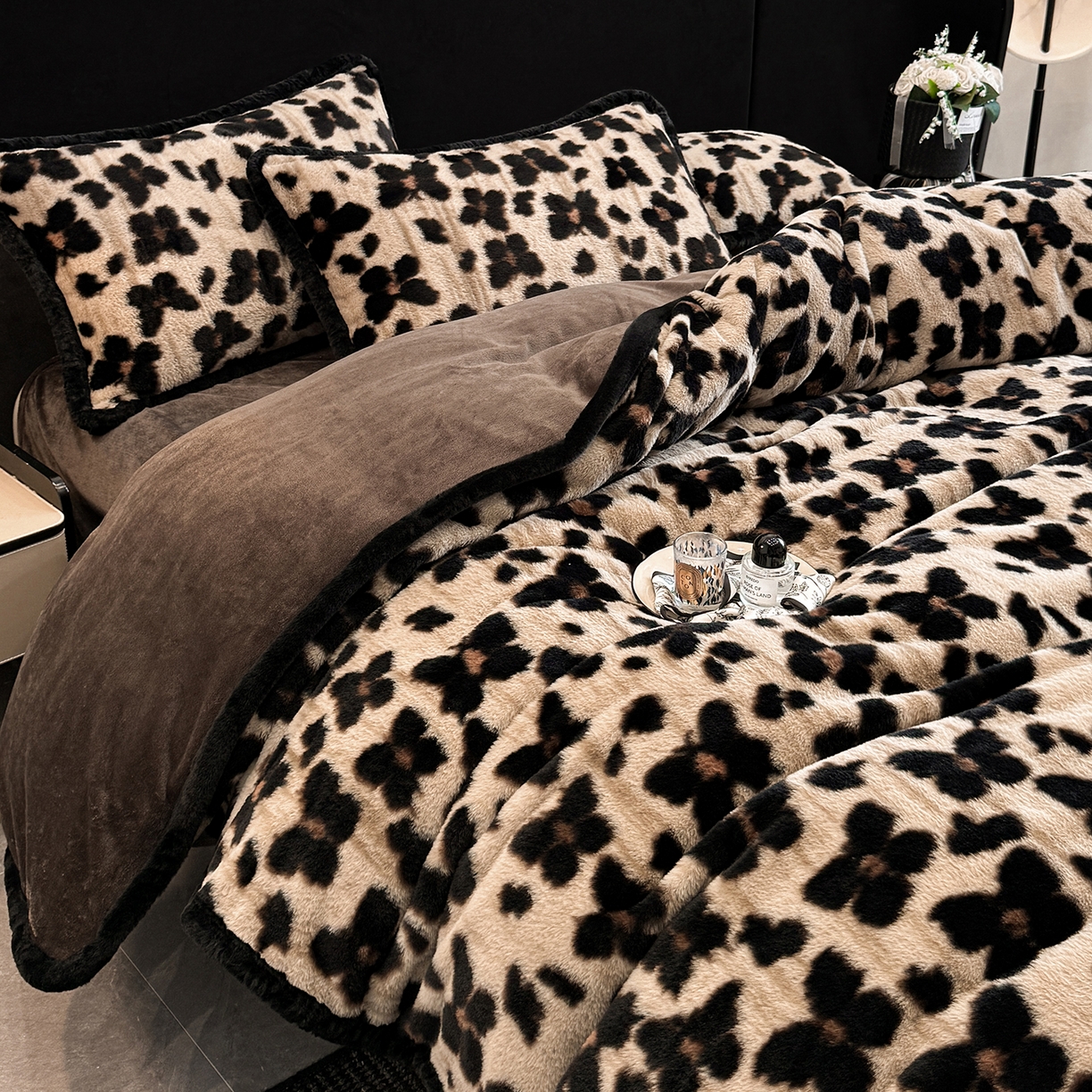 91家纺网 家纺一手货源 找家纺 民新家纺 2025新款兔毛绒包边款四件套 舞蝶-咖