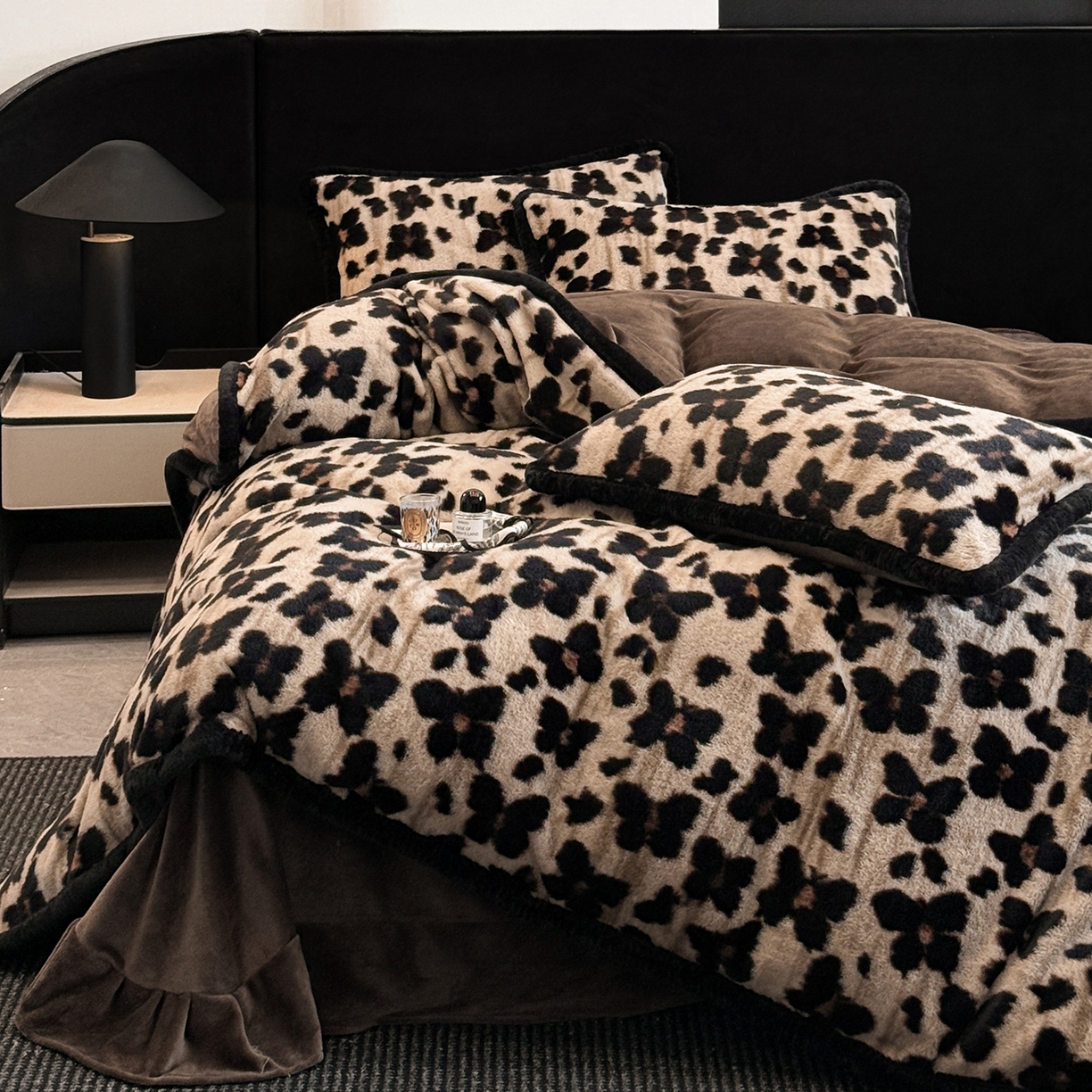 91家纺网 家纺一手货源 找家纺 民新家纺 2025新款兔毛绒包边款四件套 舞蝶-咖