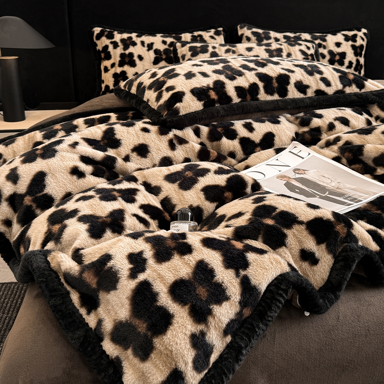 91家纺网 家纺一手货源 找家纺 民新家纺 2025新款兔毛绒包边款四件套 舞蝶-咖