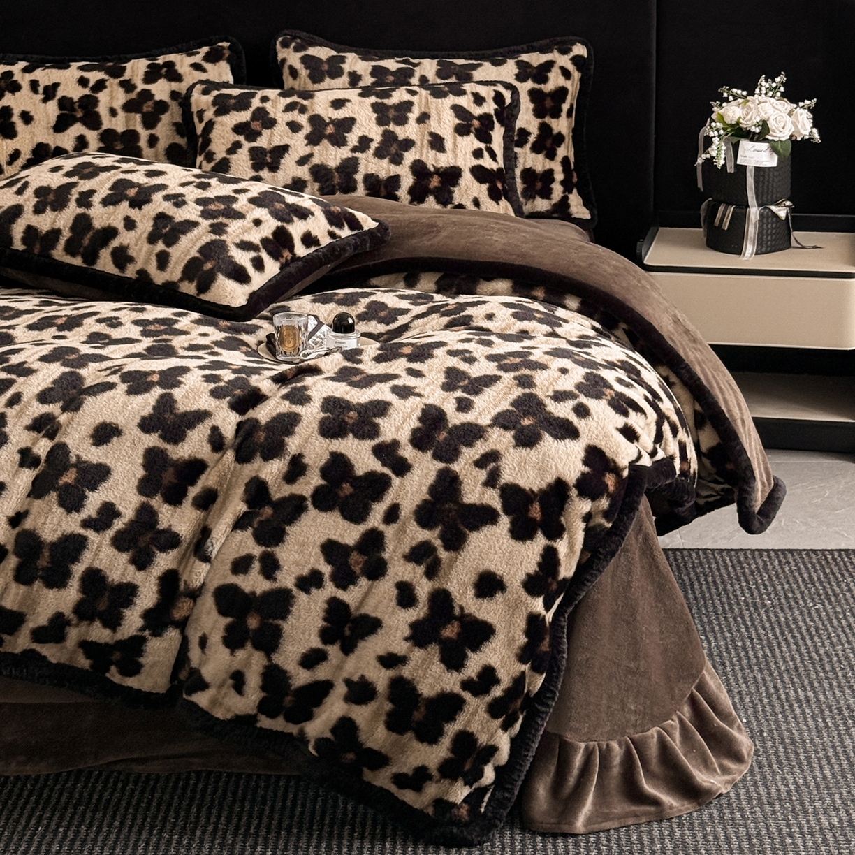 91家纺网 家纺一手货源 找家纺 民新家纺 2025新款兔毛绒包边款四件套 舞蝶-咖