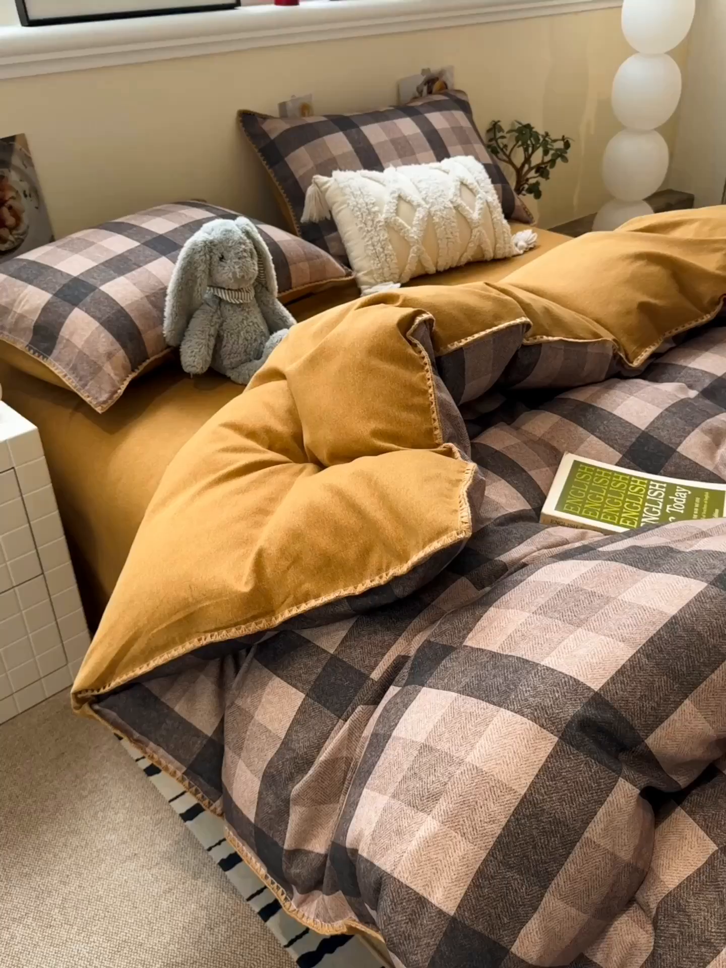 91家纺网 家纺一手货源 找家纺 慕尚家纺 2025新款磨毛三角针套件四件套 磨毛三角针-英式咖黄格