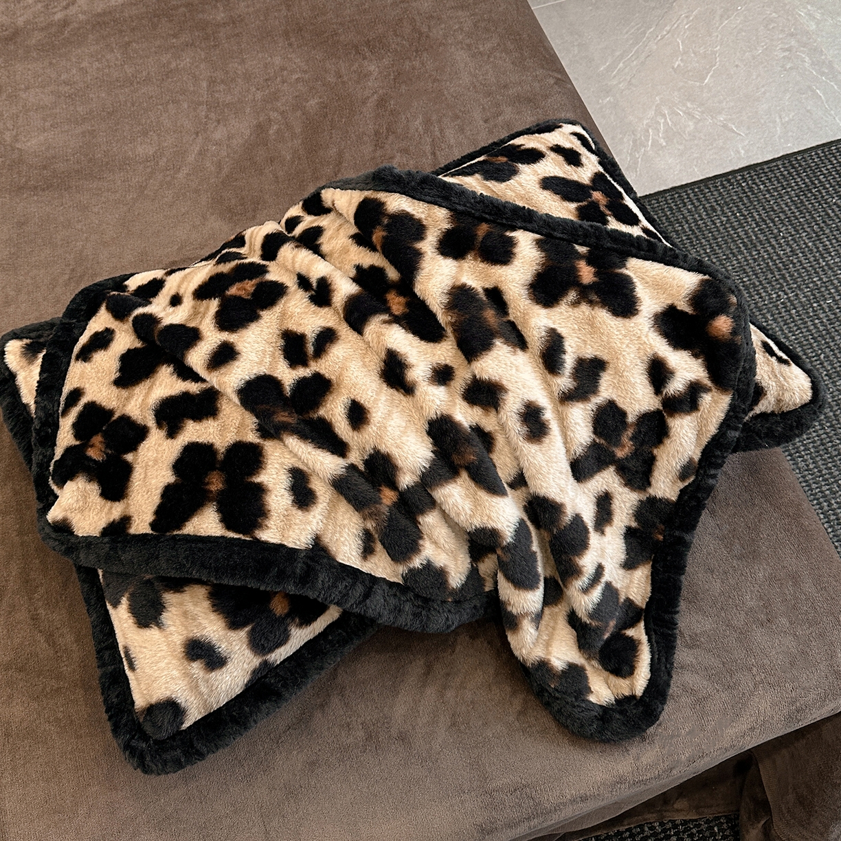 91家纺网 家纺一手货源 找家纺 民新家纺 2025新款兔毛绒包边款四件套 舞蝶-咖