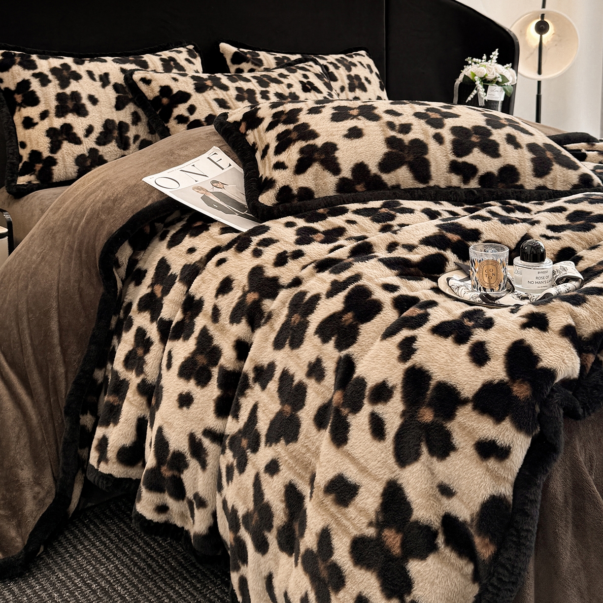 91家纺网 家纺一手货源 找家纺 民新家纺 2025新款兔毛绒包边款四件套 舞蝶-咖