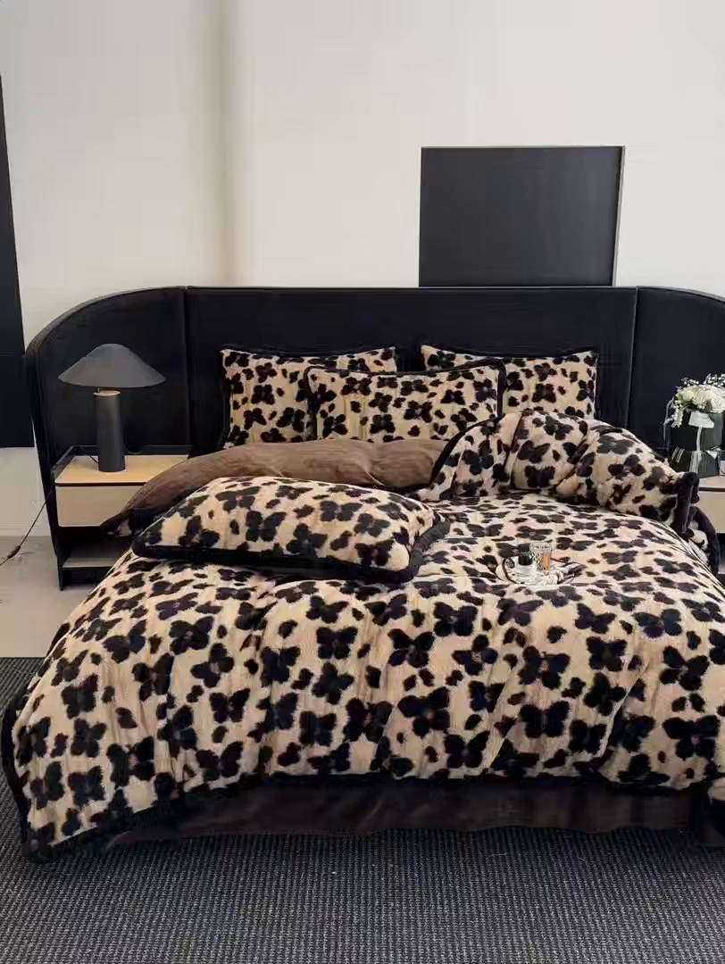 91家纺网 家纺一手货源 找家纺 民新家纺 2025新款兔毛绒包边款四件套 舞蝶-咖