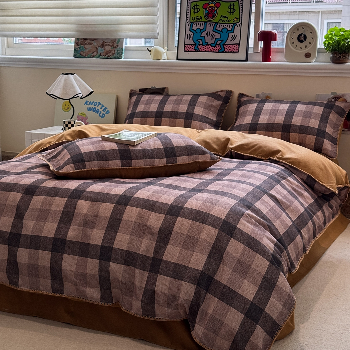 91家纺网 家纺一手货源 找家纺 慕尚家纺 2025新款磨毛三角针套件四件套 磨毛三角针-英式咖黄格