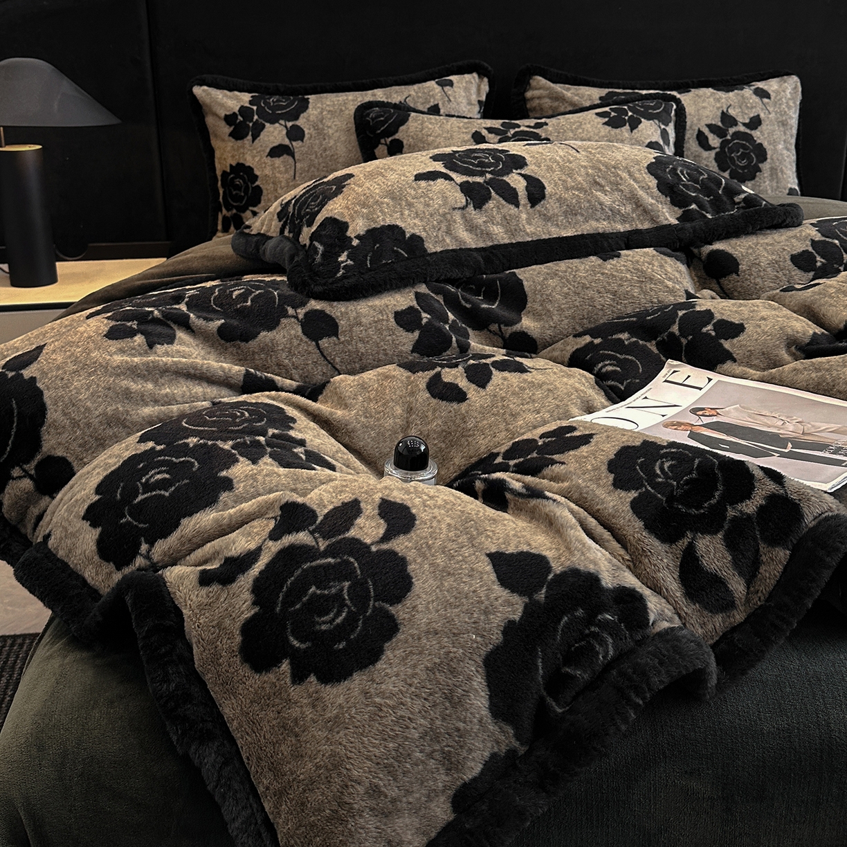 91家纺网 家纺一手货源 找家纺 民新家纺 2025新款兔毛绒包边款四件套 月影-灰