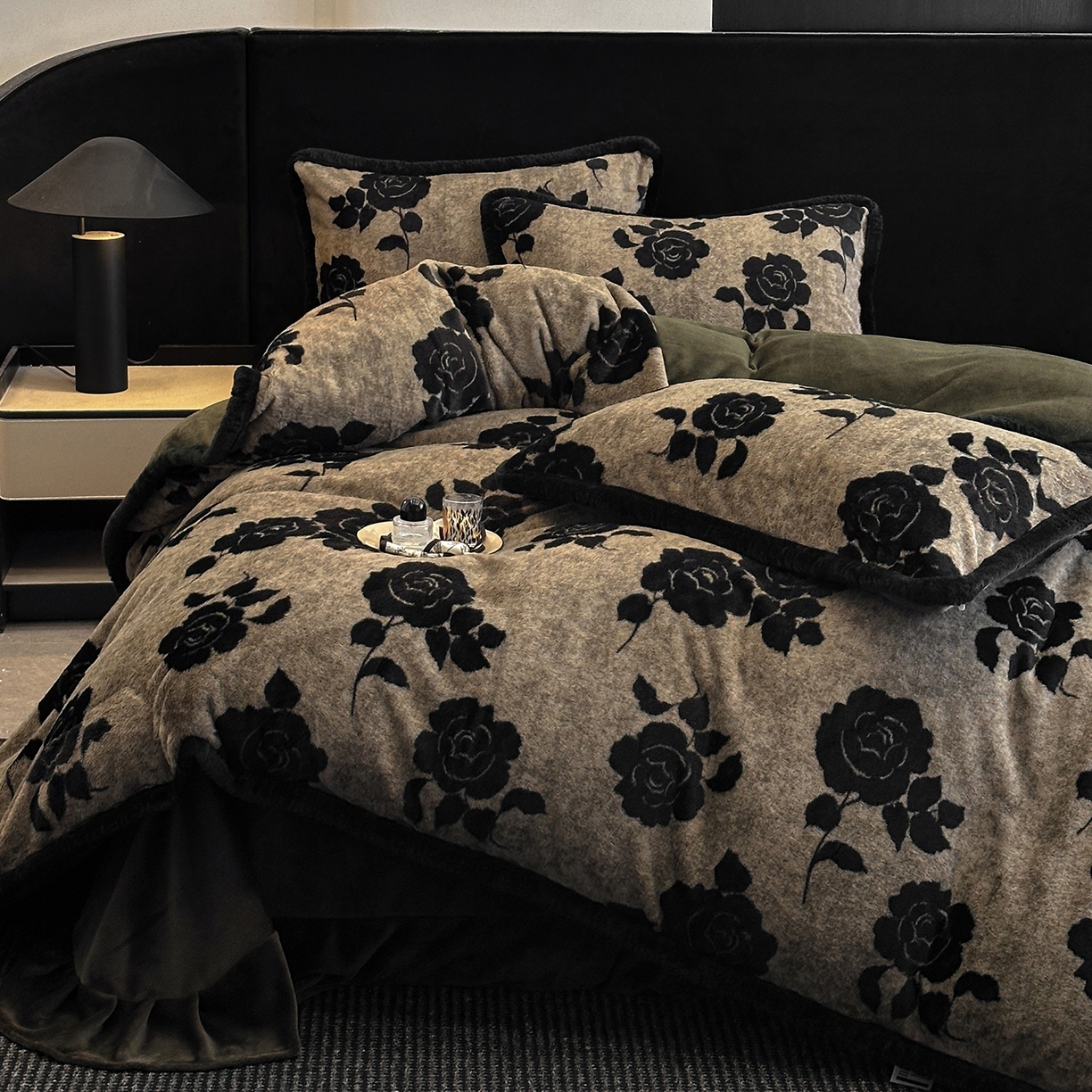 91家纺网 家纺一手货源 找家纺 民新家纺 2025新款兔毛绒包边款四件套 月影-灰