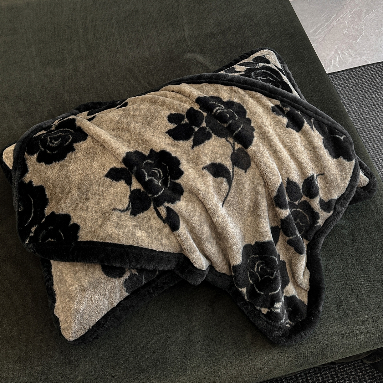 91家纺网 家纺一手货源 找家纺 民新家纺 2025新款兔毛绒包边款四件套 月影-灰