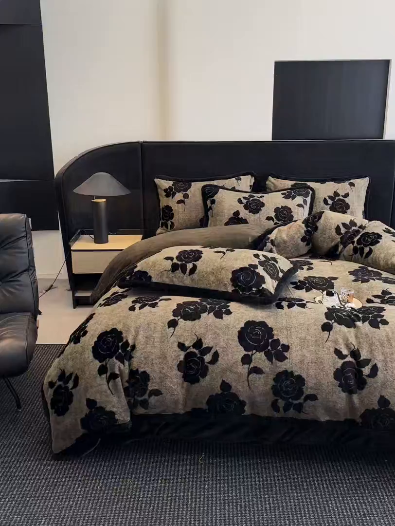 91家纺网 家纺一手货源 找家纺 民新家纺 2025新款兔毛绒包边款四件套 月影-灰