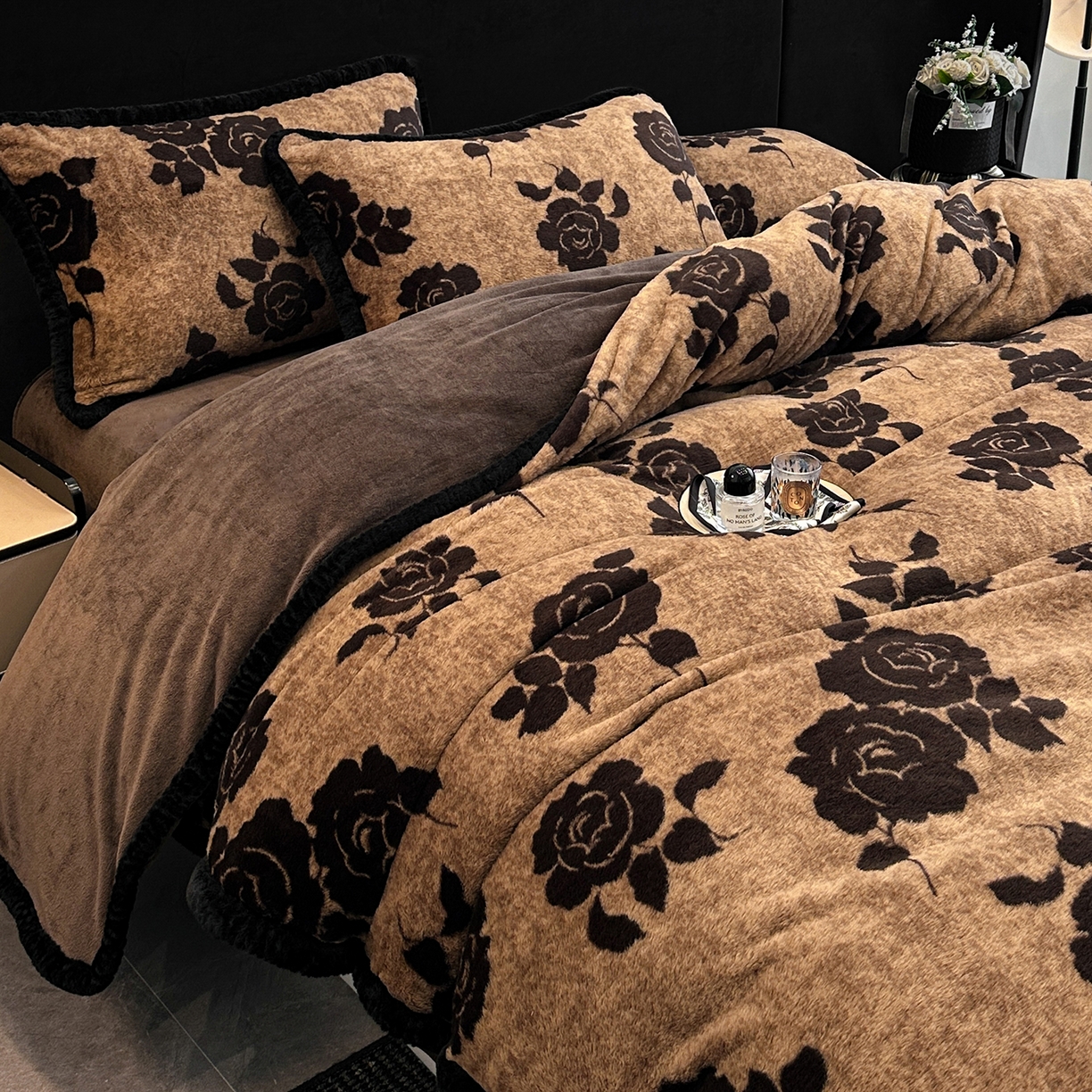 91家纺网 家纺一手货源 找家纺 民新家纺 2025新款兔毛绒包边款四件套 月影-咖