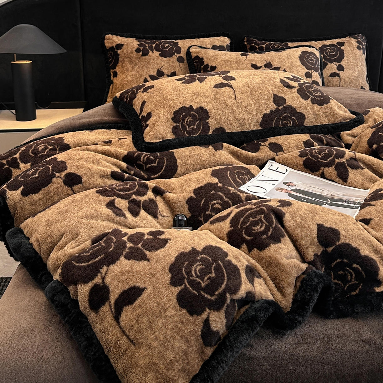 91家纺网 家纺一手货源 找家纺 民新家纺 2025新款兔毛绒包边款四件套 月影-咖