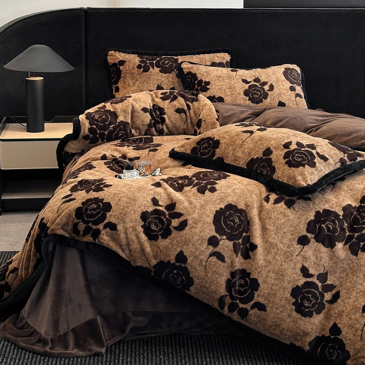 91家纺网 家纺一手货源 找家纺 民新家纺 2025新款兔毛绒包边款四件套 月影-咖