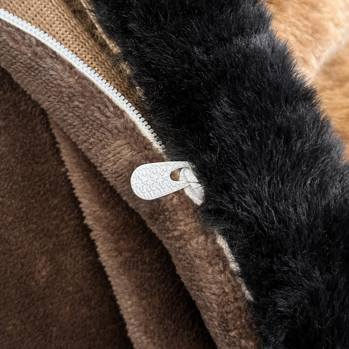 91家纺网 家纺一手货源 找家纺 民新家纺 2025新款兔毛绒包边款四件套 月影-咖