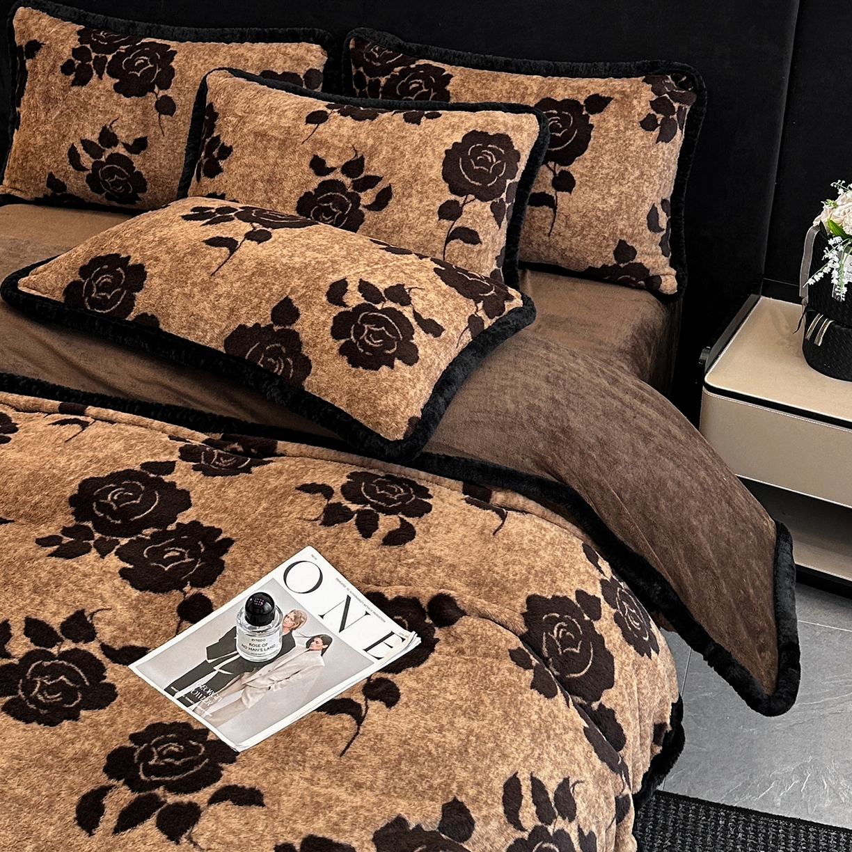 91家纺网 家纺一手货源 找家纺 民新家纺 2025新款兔毛绒包边款四件套 月影-咖