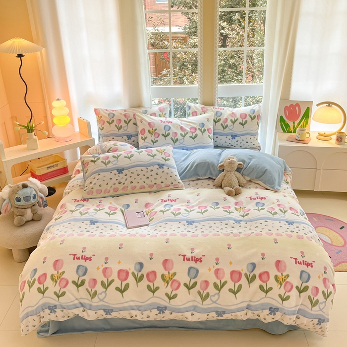 91家纺网 家纺一手货源 找家纺 佳汐蓝家纺 2025新款190克高克重牛奶绒印花四件套 郁金花海+婴儿蓝