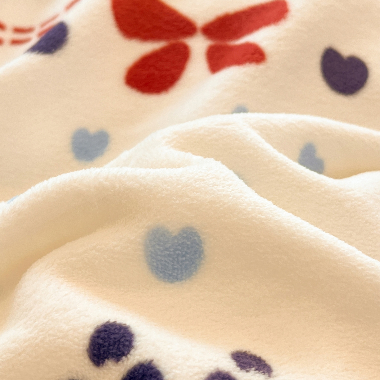 91家纺网 家纺一手货源 找家纺 佳汐蓝家纺 2025新款190克高克重牛奶绒印花四件套 爱心酱-蓝+香槟