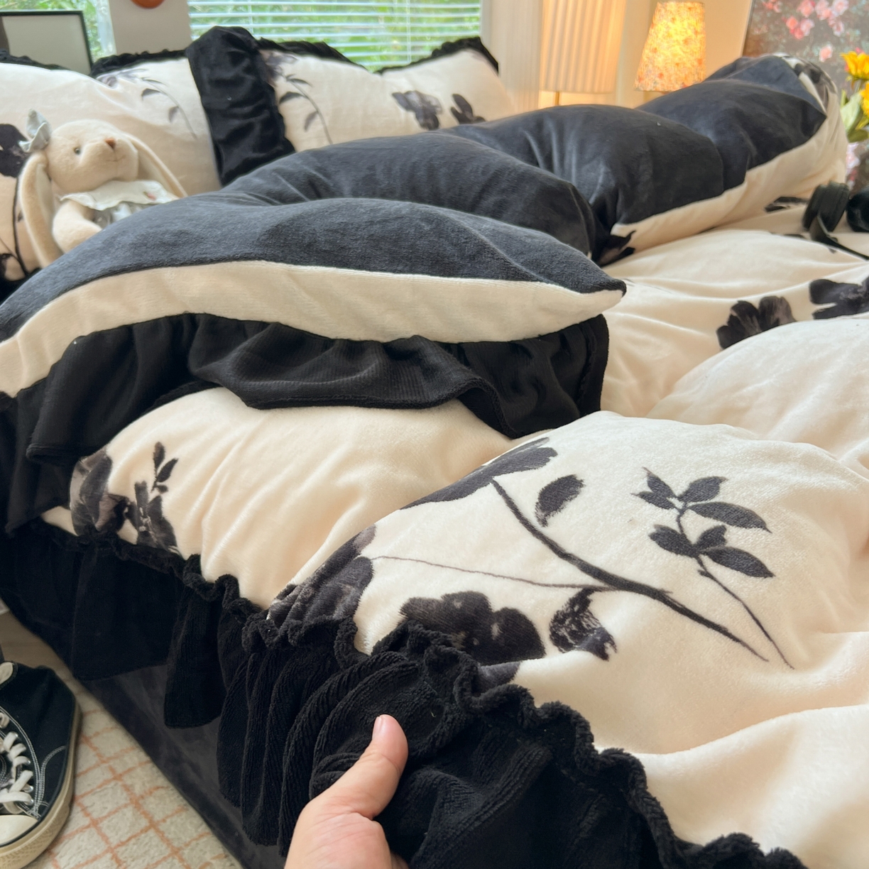 91家纺网 家纺一手货源 找家纺 韩都家居 2025新款法式花边印花牛奶绒四件套 加州风情