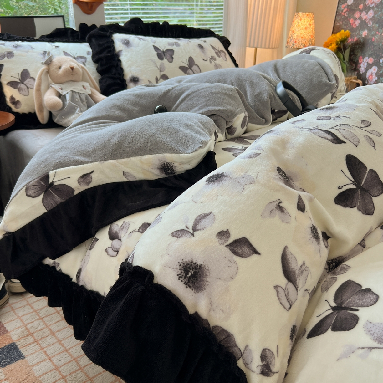 91家纺网 家纺一手货源 找家纺 韩都家居 2025新款法式花边印花牛奶绒四件套 画蝶