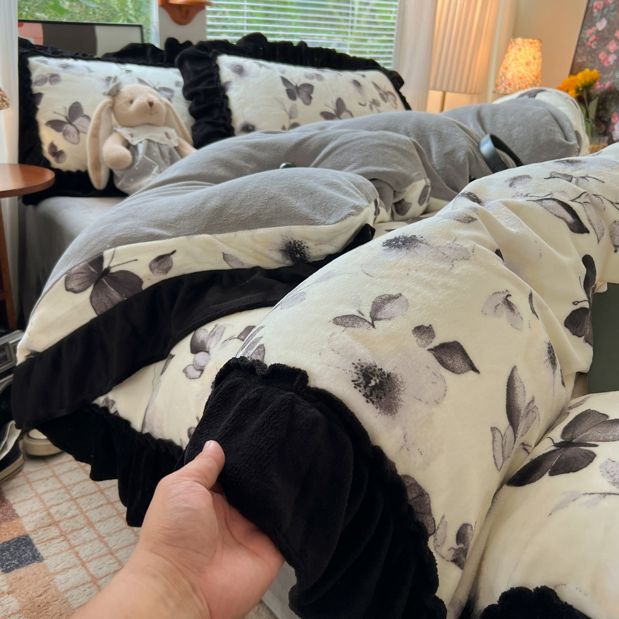 91家纺网 家纺一手货源 找家纺 韩都家居 2025新款法式花边印花牛奶绒四件套 画蝶