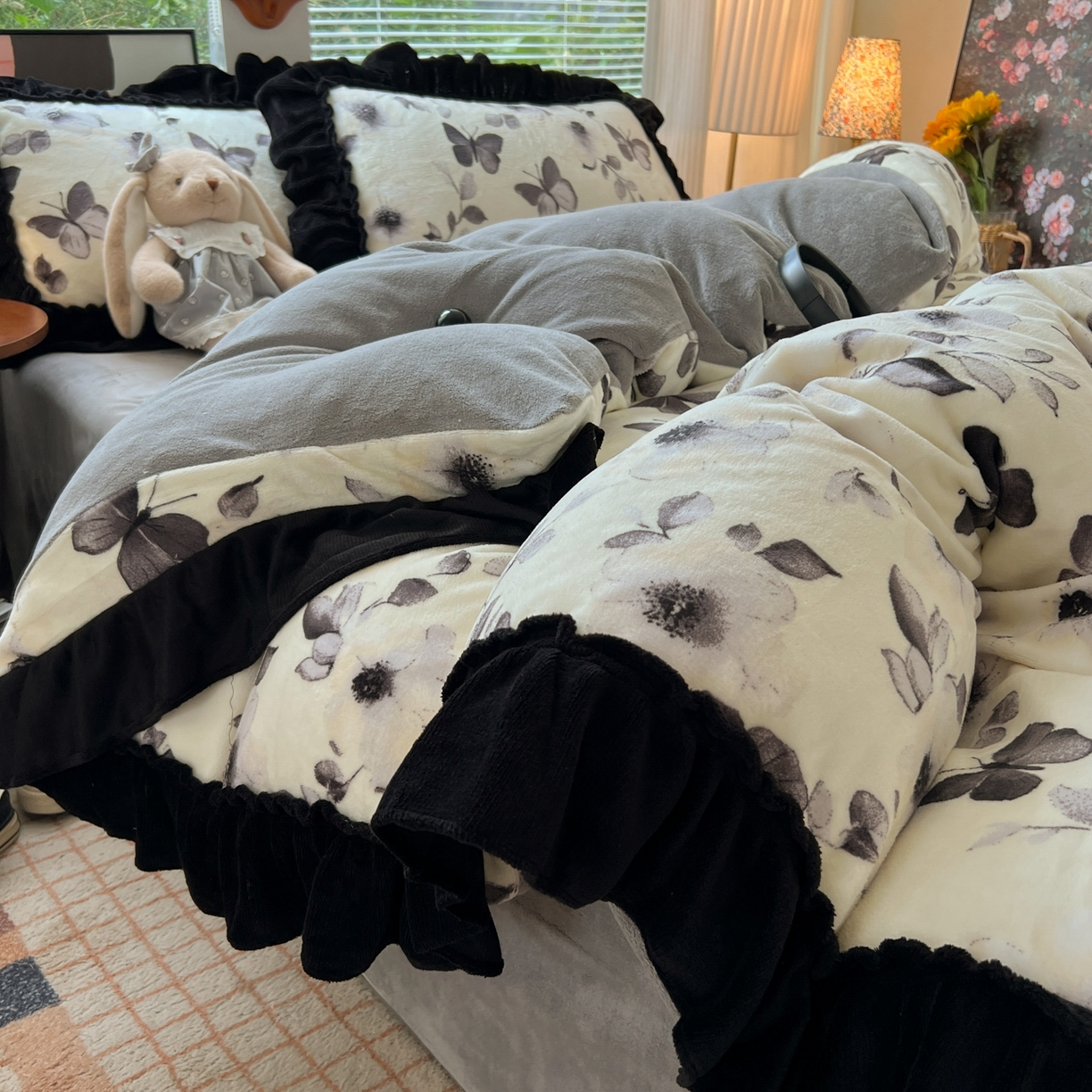 91家纺网 家纺一手货源 找家纺 韩都家居 2025新款法式花边印花牛奶绒四件套 画蝶